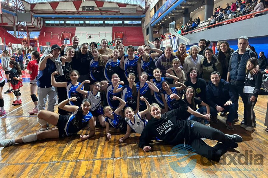 Jugadoras y familiares en el final del torneo