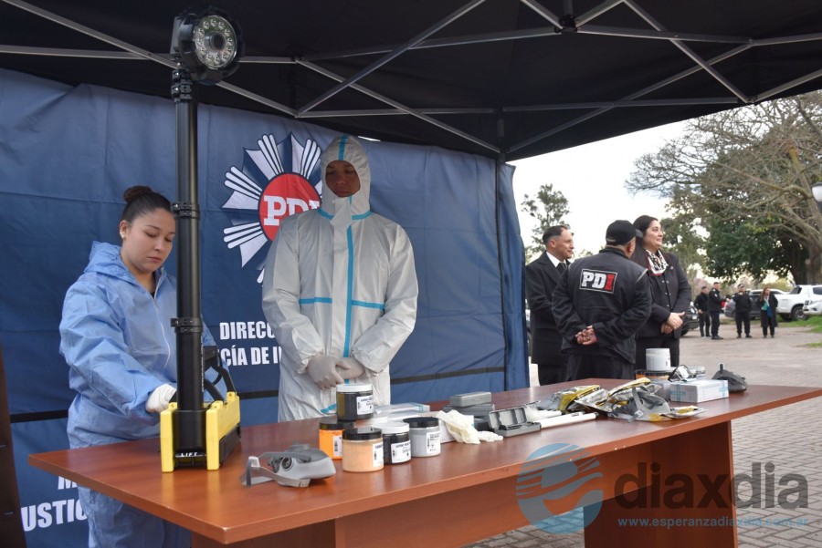 Cada minibus está equipado con un gazebo y elementos para realizar pericias - Prensa Gobierno Santa Fe