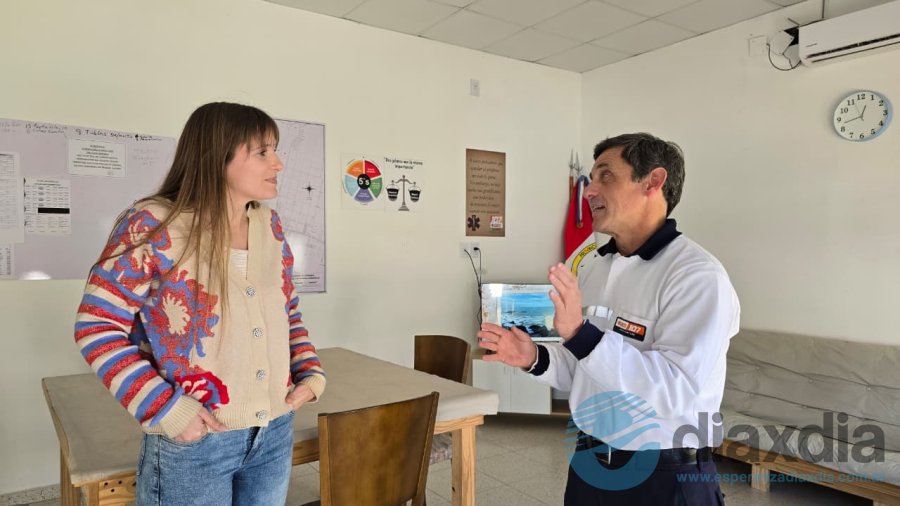 Alejandra Van Strate en su visita al SELIAR 107 de Esperanza