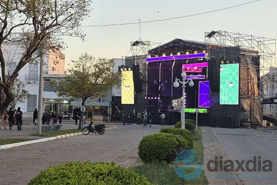 El escenario ubicado en plaza San Martín