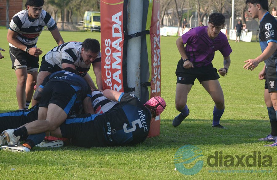 Uno de los jugadores de Alma Juniors logra apoyar la guinda en el in-goal y marcar un try en el complemento del partido - Foto Edxd