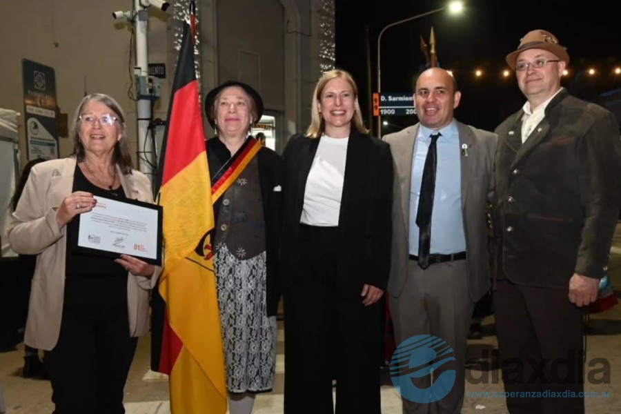 Scaglia y los integrantes de la Asociación Alemana de Esperanza