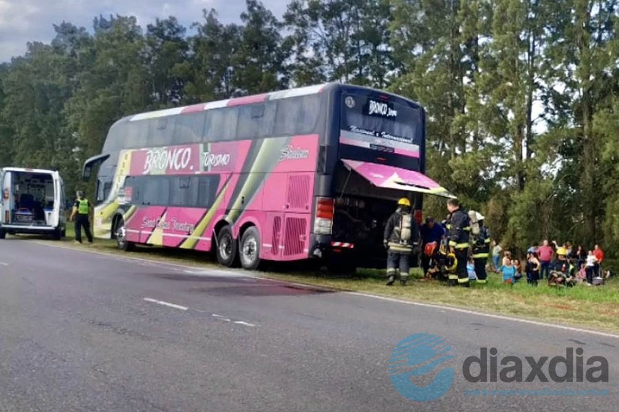 El colectivo estacionó en la banquina de ruta 6
