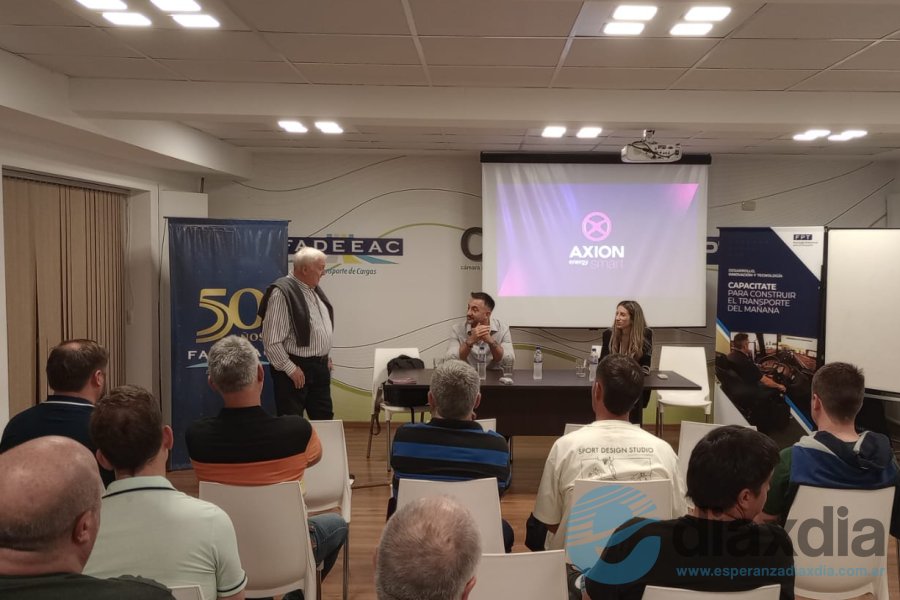 La charla se realizó en Esperanza