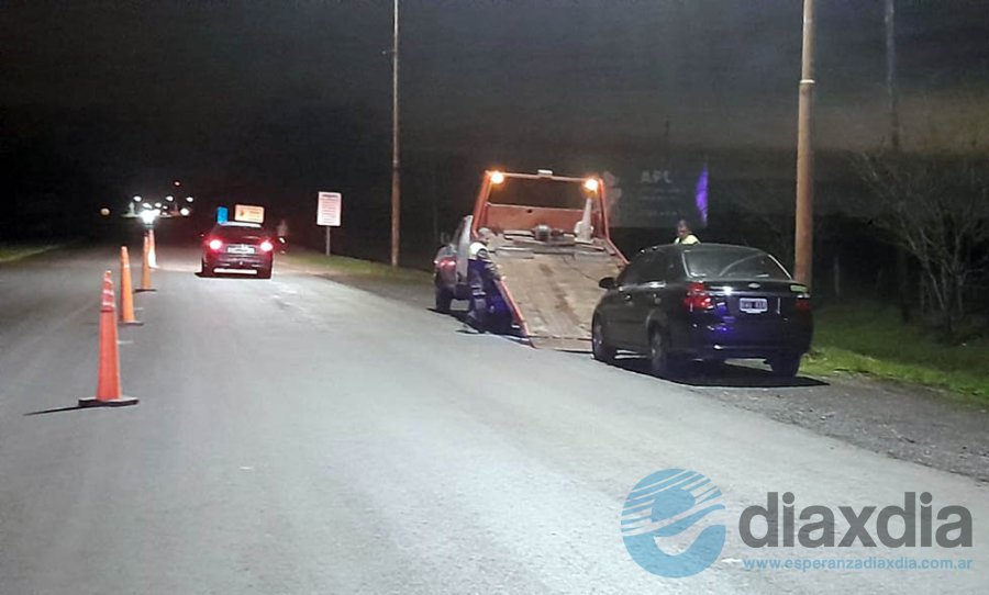 El retiro de uno de los vehículos controlados y retenidos - URXI Las Colonias