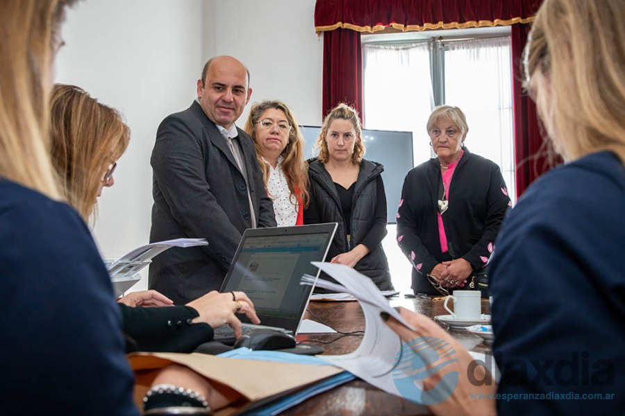 Autoridades en la licitación esta mañana