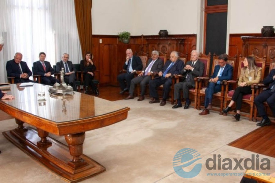 Los jueces juraron cumplir la nueva constitución