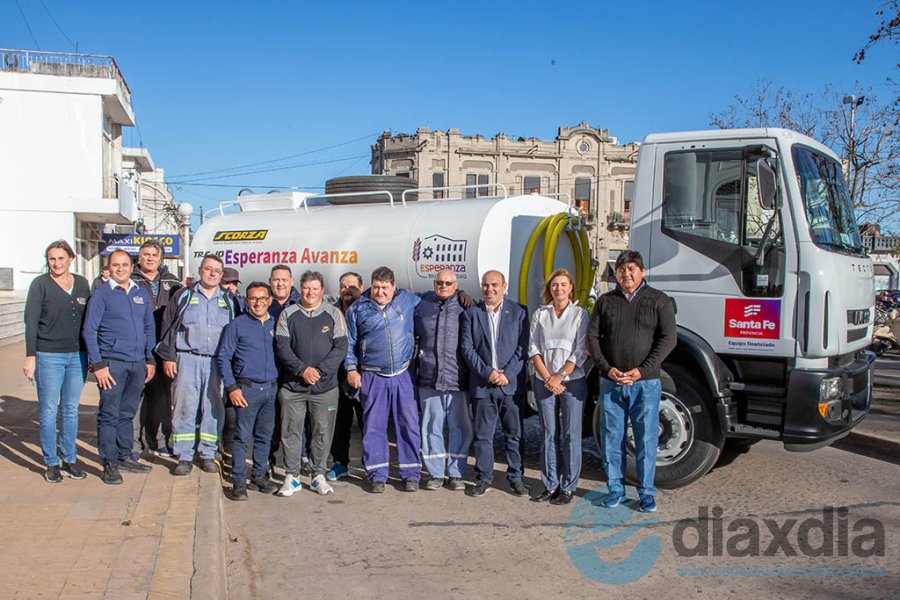 Empleados municipales del área y autoridades locales - Prensa Municipalidad de Esperanza