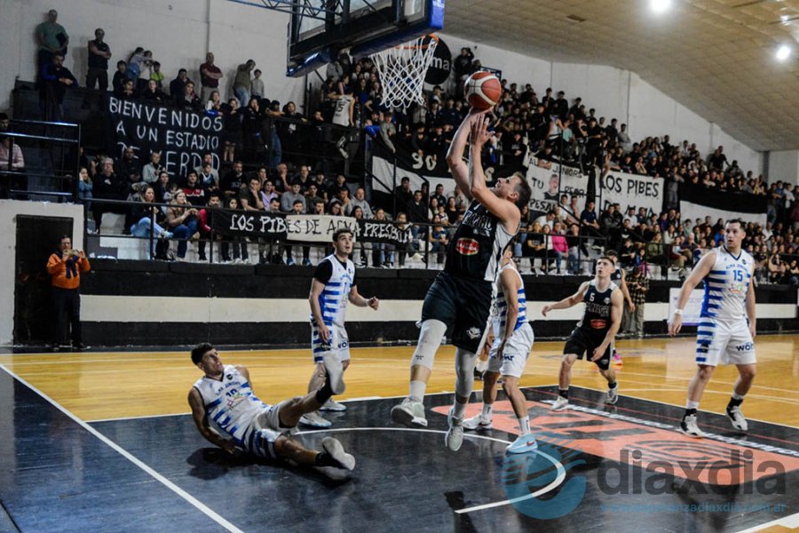 Leo Strack convierte uno de sus 30 tantos