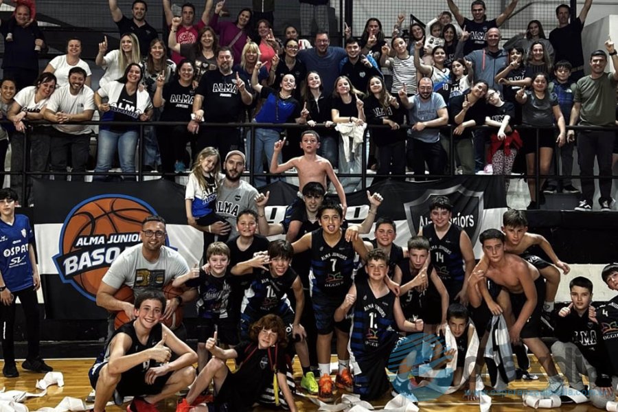 Los U13 de Alma Jrs y su gente en el festejo