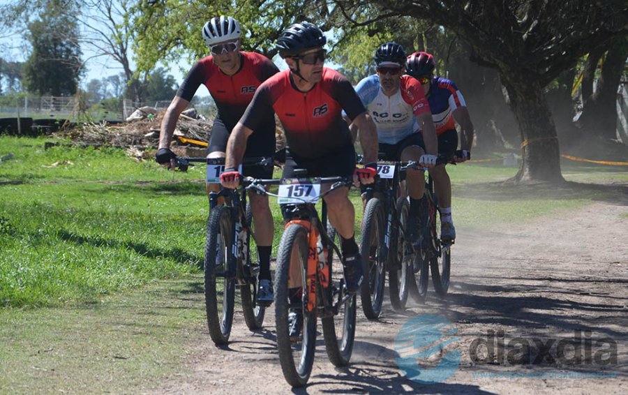 Sosa y Gauchat saliendo del autódromo y buscando los senderos - Foto EDXD