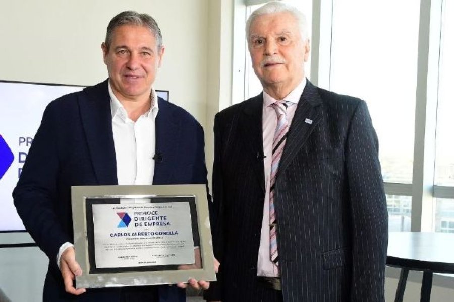 El momento de la entrega de la distinción