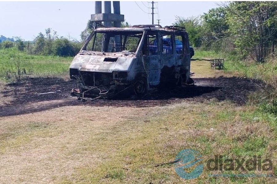 La traffic quemada este mediodía en un camino La traffic quemada este mediodía en un camino