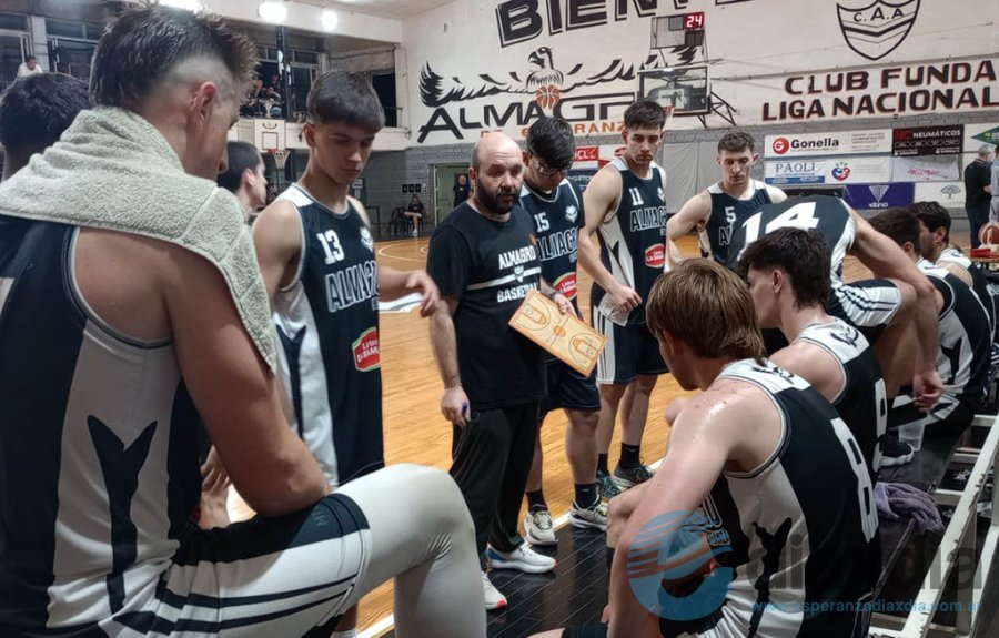 Maximiliano Barisio en su primer juego oficial como DT de Almagro tras la salida de Leo Spies - Prensa Almagro