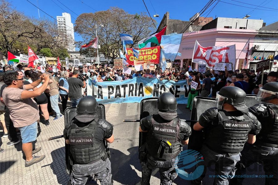 La policía intentó separarlos en Plaza del Soldado