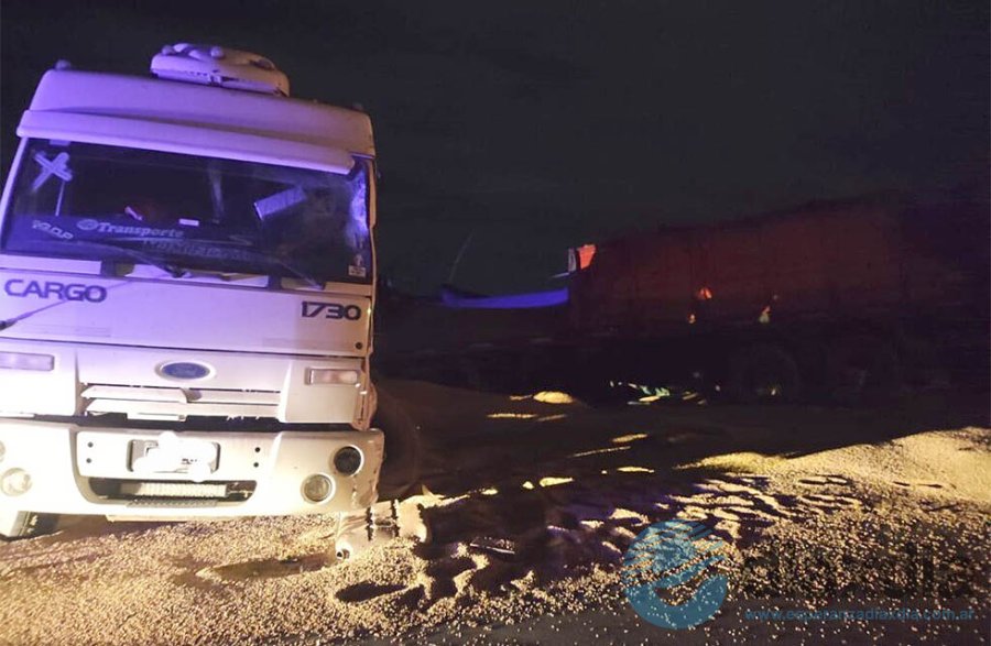 El impacto entre dos camiones obligó a cortar el tránsito en ruta 11 - Foto FM Power Max