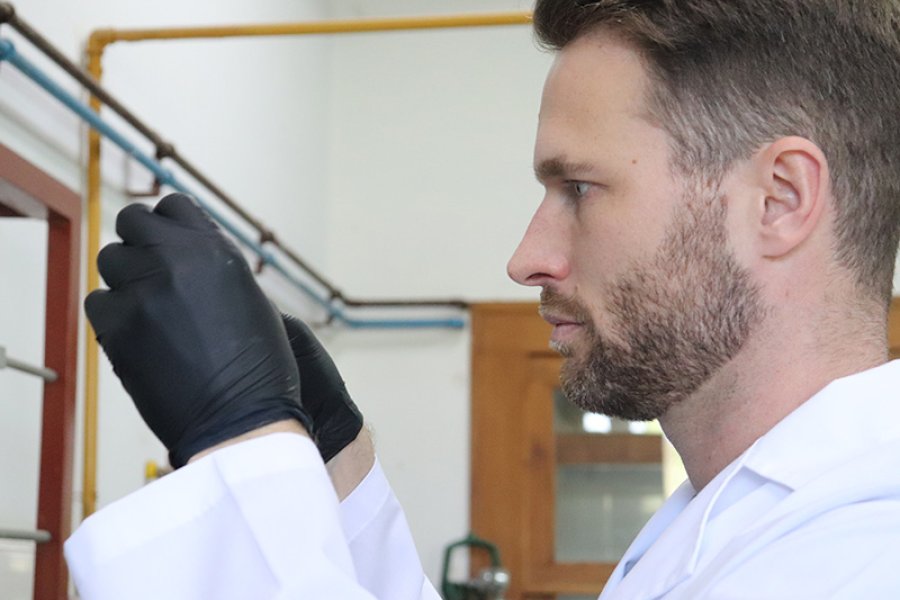 Iván Sanchís galardonado por Biomolecules.