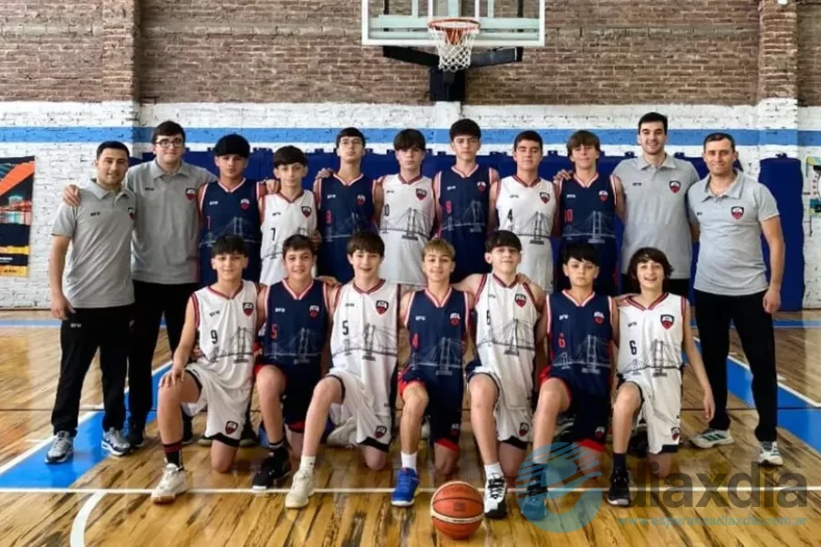 El equipo U13 con el cuerpo técnico de la ASB