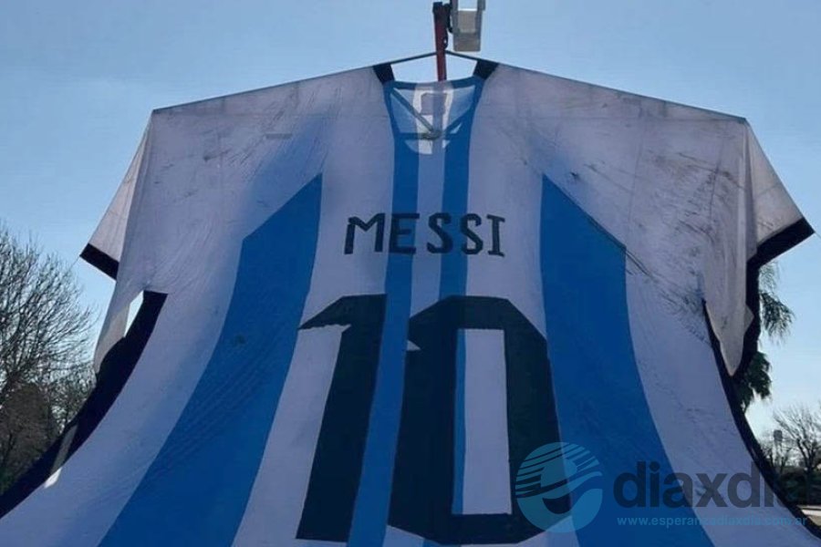 Camiseta gigante de Messi regresa a Esperanza