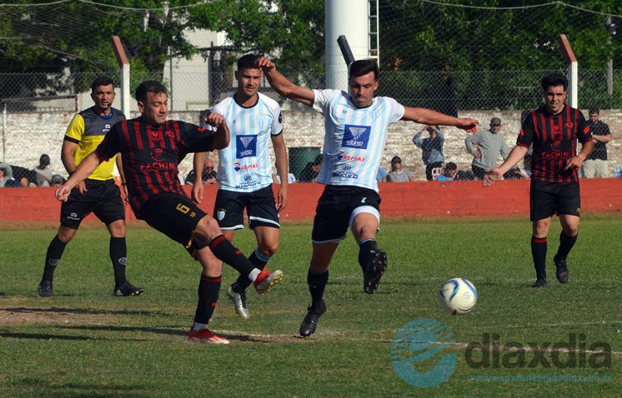 Siempre disputado el juego en cada pelota - Foto Esperanza Día x Día