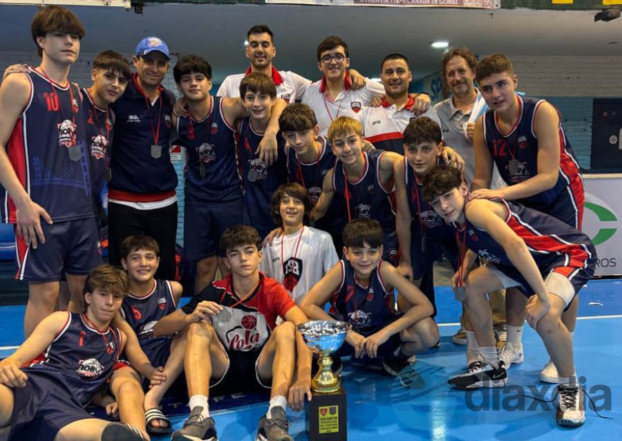 Jugadores y cuerpo técnico del seleccionado santafesino U13 tras obtener el subcampeonato - Prensa Almagro
