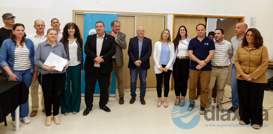 Los técnicos y las autoridades en la presentación - Foto Prensa UNL