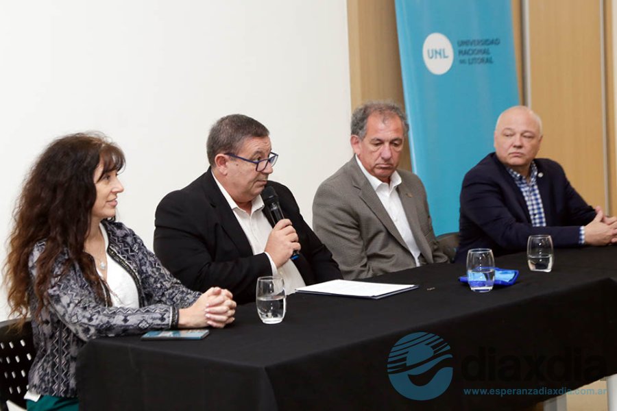 Las autoridades durante la presentación