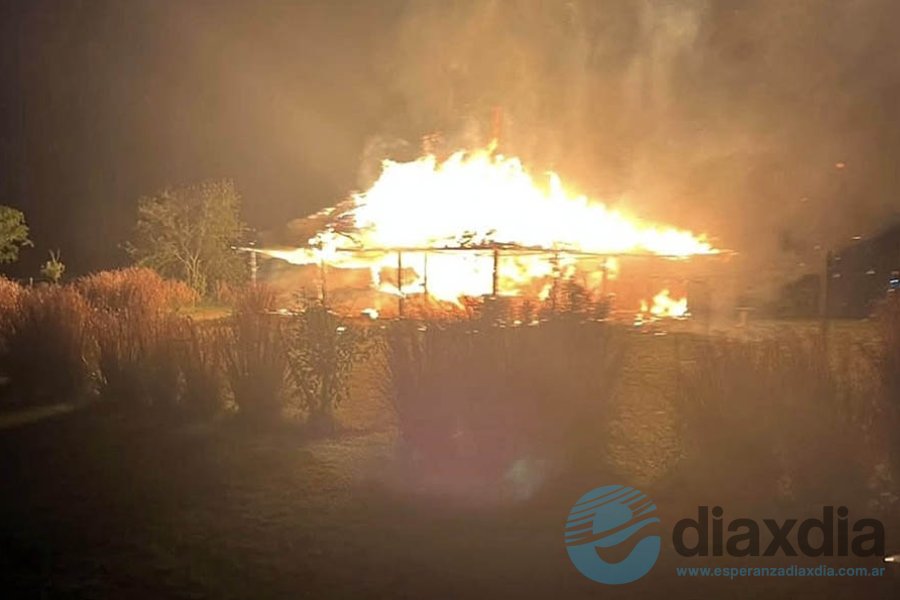 El momento del incendio del quincho