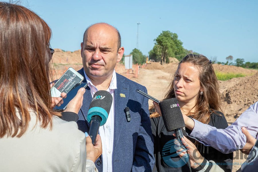 Rodrigo Müller y la secretaria de obras en declaraciones a la prensa