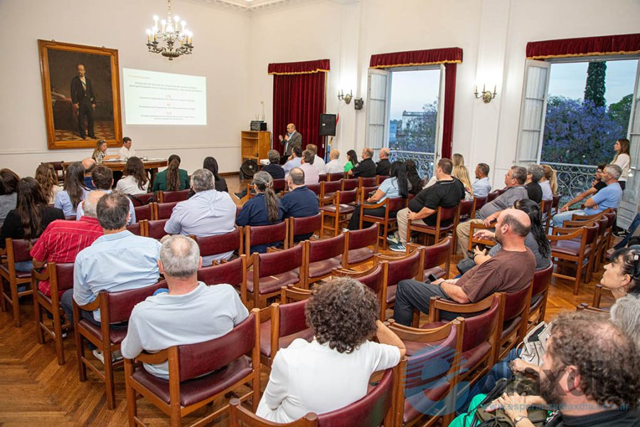 Autoridades y representantes de instituciones intermedias - Prensa Municipalidad de Esperanza