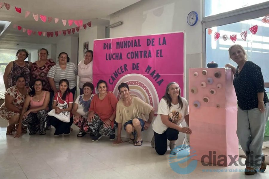 Las asistentes al taller de tejido