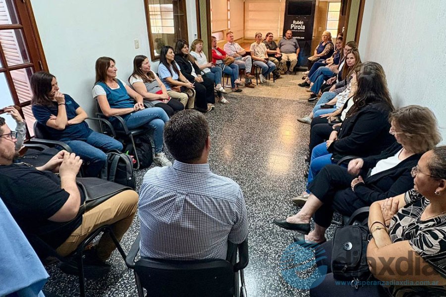 El senador reunido con representantes escolares