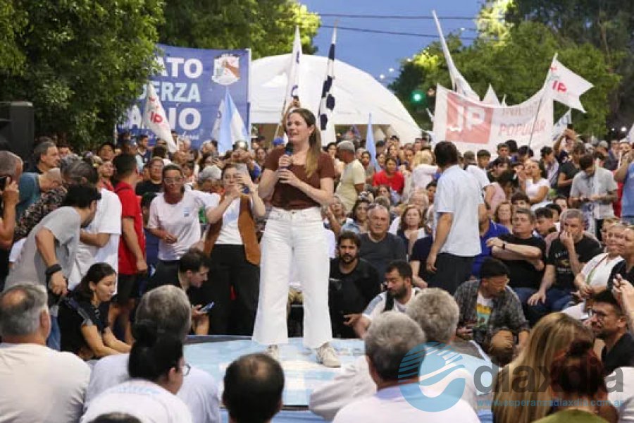 Caren Tepp en su última asamblea ciudadana Caren Tepp en su última asamblea ciudadana