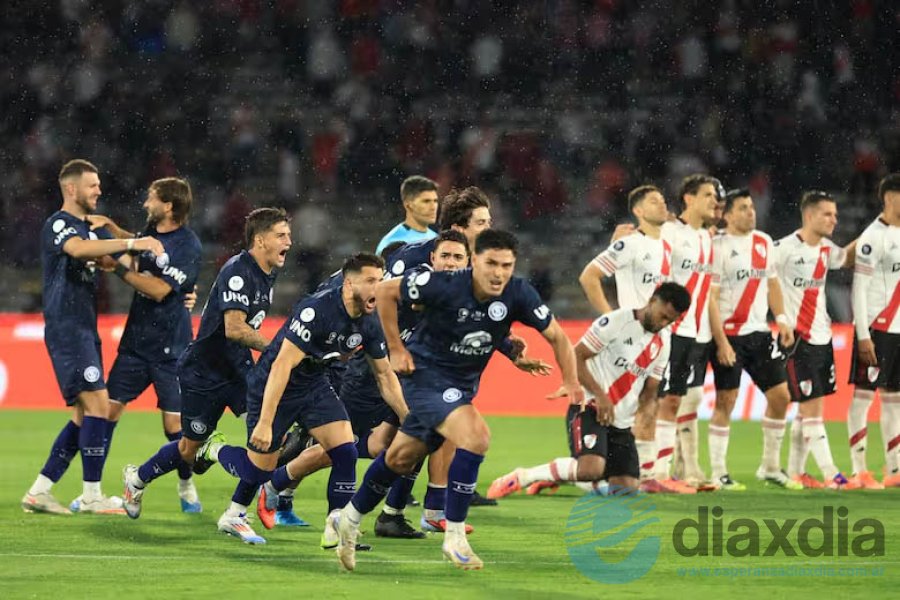 El festejo de Independiente Rivadavia Mendoza tras la conversión de Villa - Foto La Nación