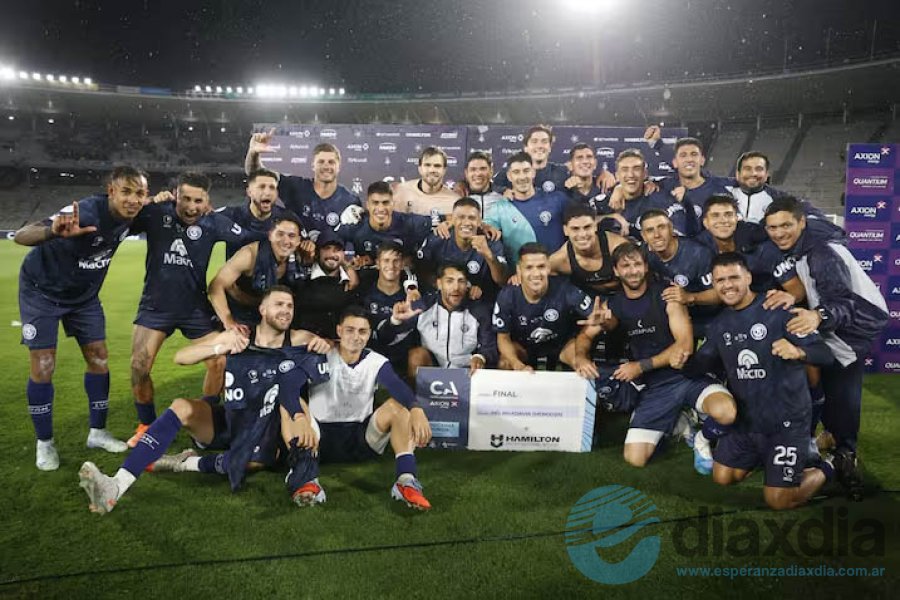 El festejo del equipo mendocino en Córdoba El festejo del equipo mendocino en Córdoba