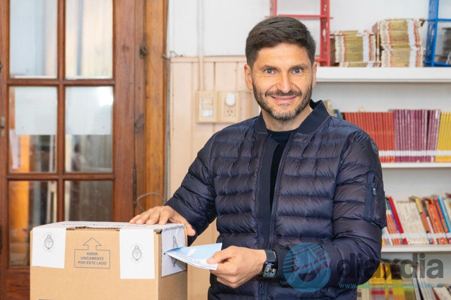 Pullaro emitiendo su voto eh Hughes