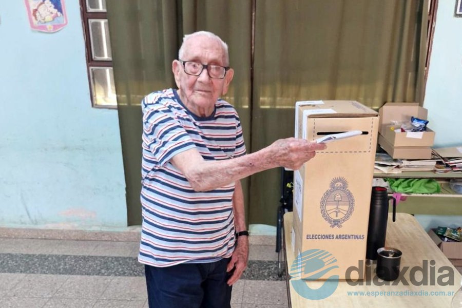 Rene Megevand con 105 años, fue a votar. Rene Megevand con 105 años, fue a votar.