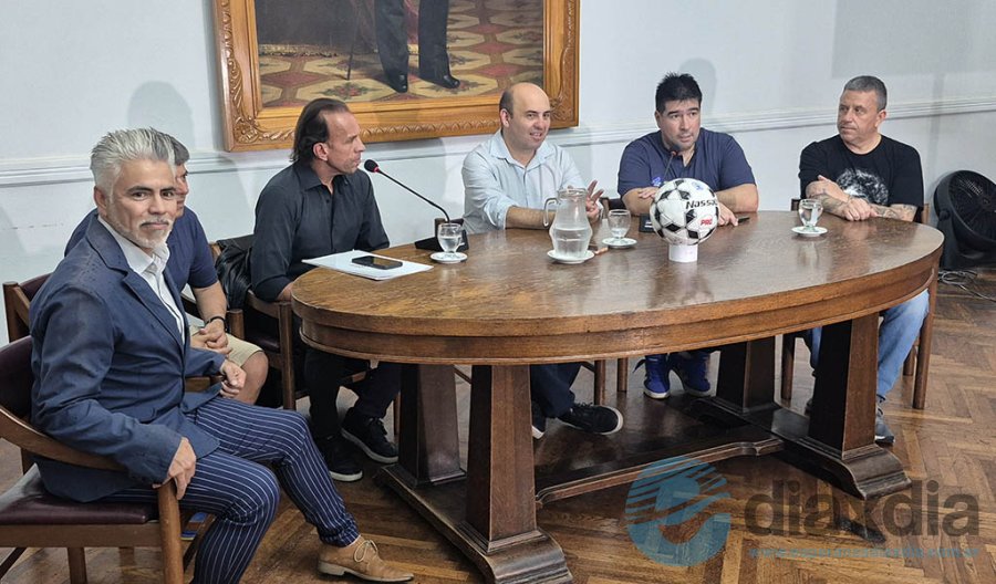 Navarro Montoya y el intendente municipal junto a referentes de la peña xeneize local - Foto Edxd