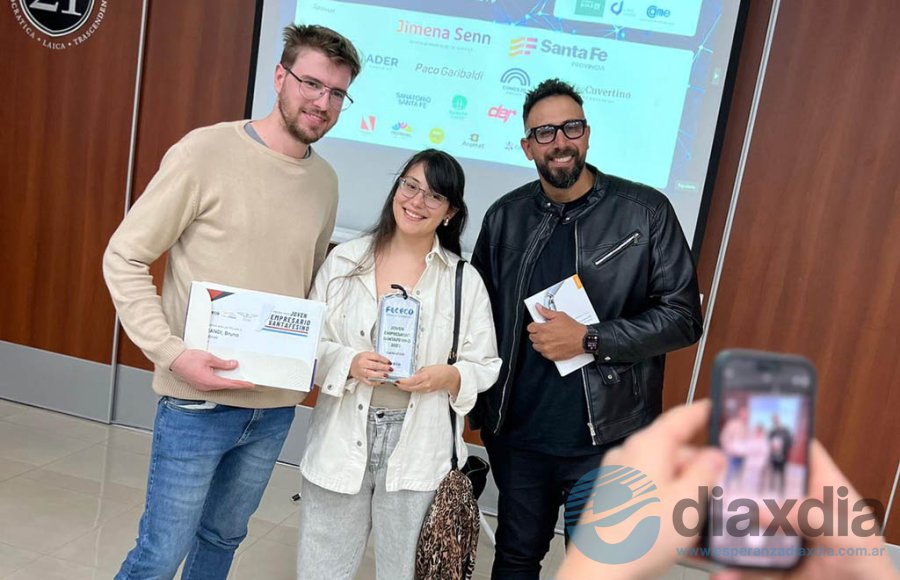 Pedro, Camila y Bruno al recibir el premio como empresario emprendedor en Corrientes