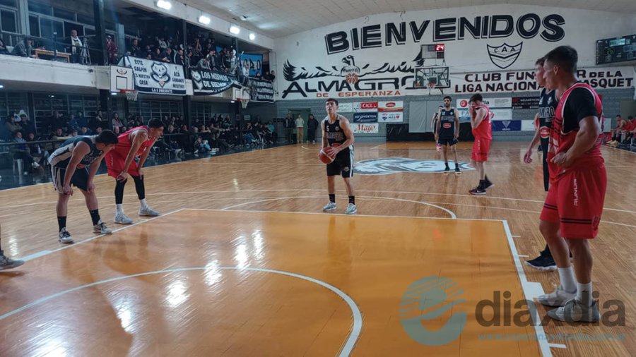 Felcaro lanza un tiro libre en el desarrollo del juego ante un buen marco de público - Prensa Almagro