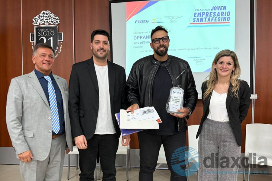 Bruno al recibir el reconocimiento emprendedor