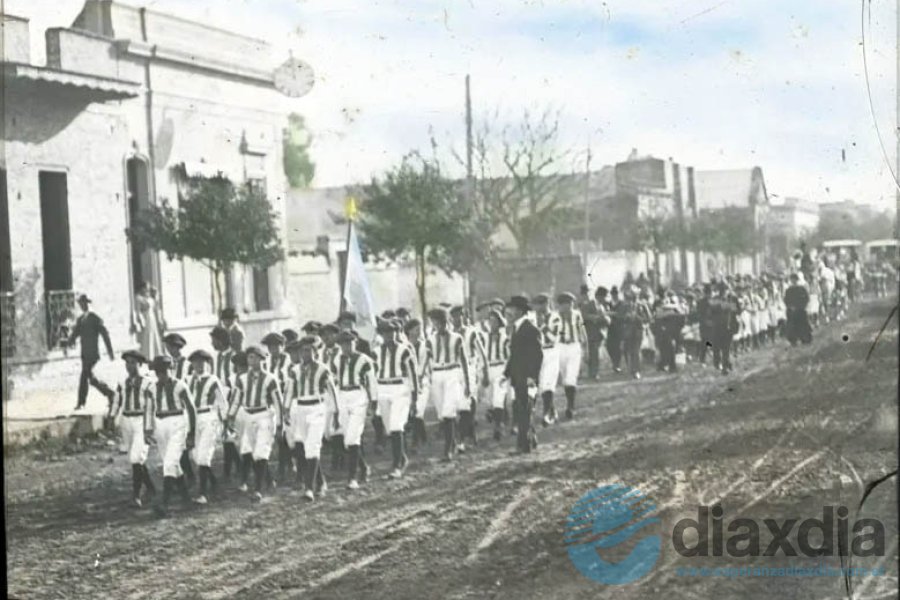Desfile de alumnos del Colegio San José en 1910