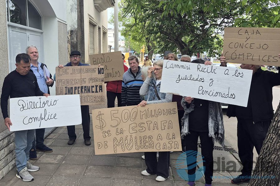 La primera protesta frente a la Caja Municipal