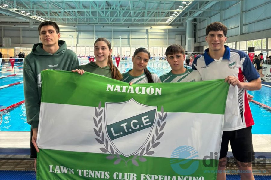 Los nadadores y el instructor en Rosario