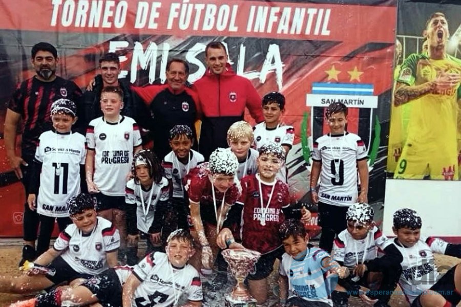 Uno de los equipos locales festejó en el torneo