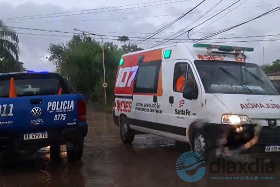 La ambulancia traslada a la mujer herida